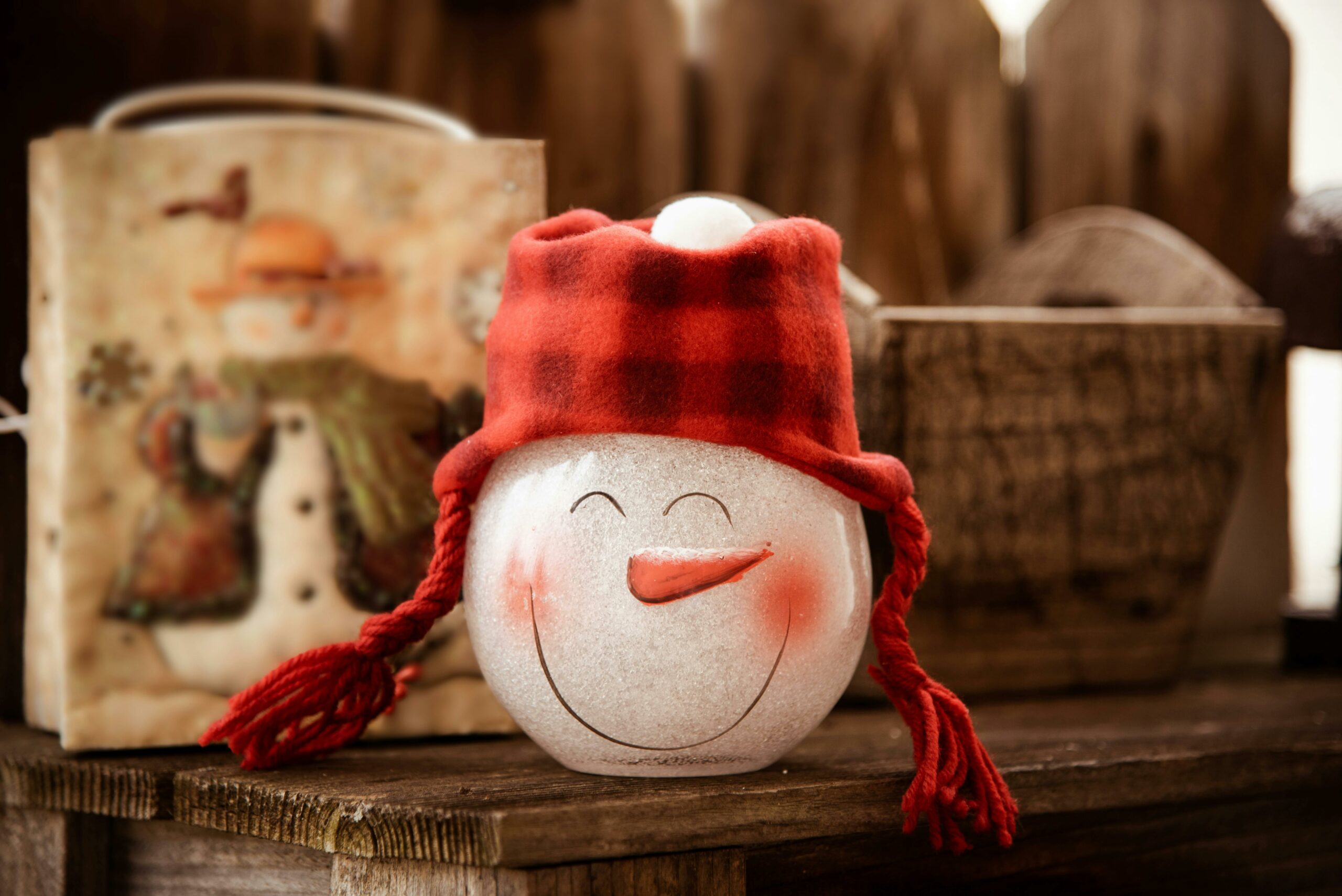 Un bonhomme de neige avec un chapeau qui souris à notre guide chapeau.